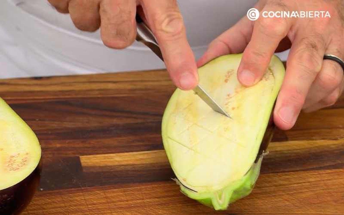 Haz unos cortes en la pulpa de la berenjena