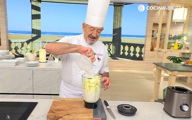 Karlos Arguiñano vierte la bebida de coco