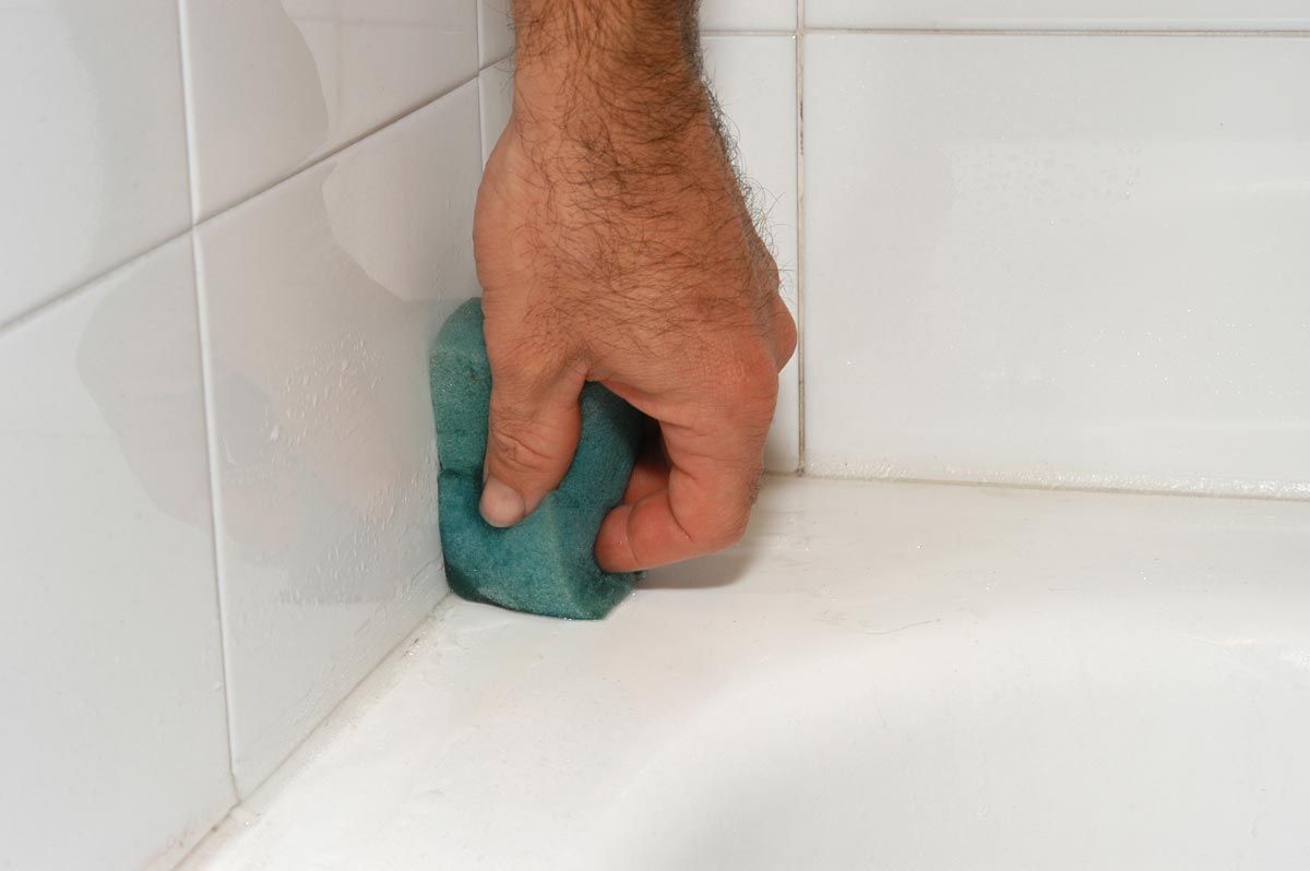 Eliminar y cambiar la silicona de una bañera paso 3