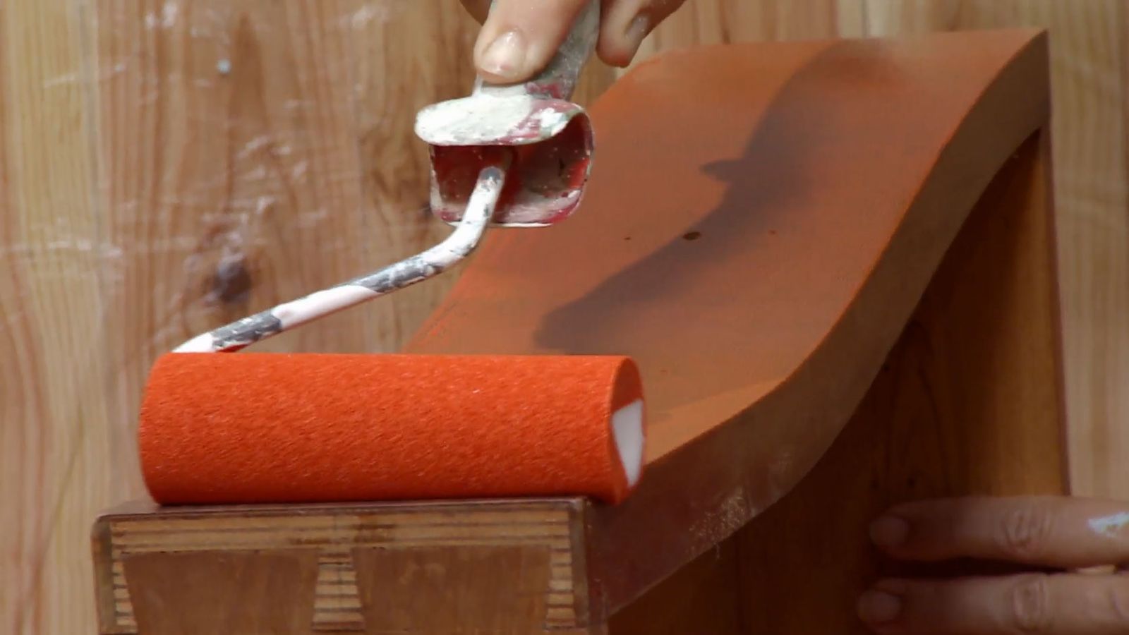 Aseo con friso de madera blanco paso 8