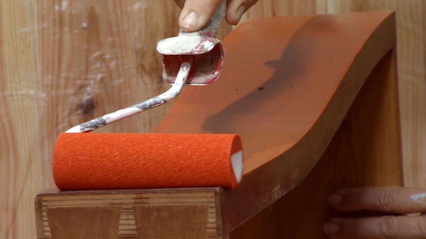 Aseo con friso de madera blanco paso 8