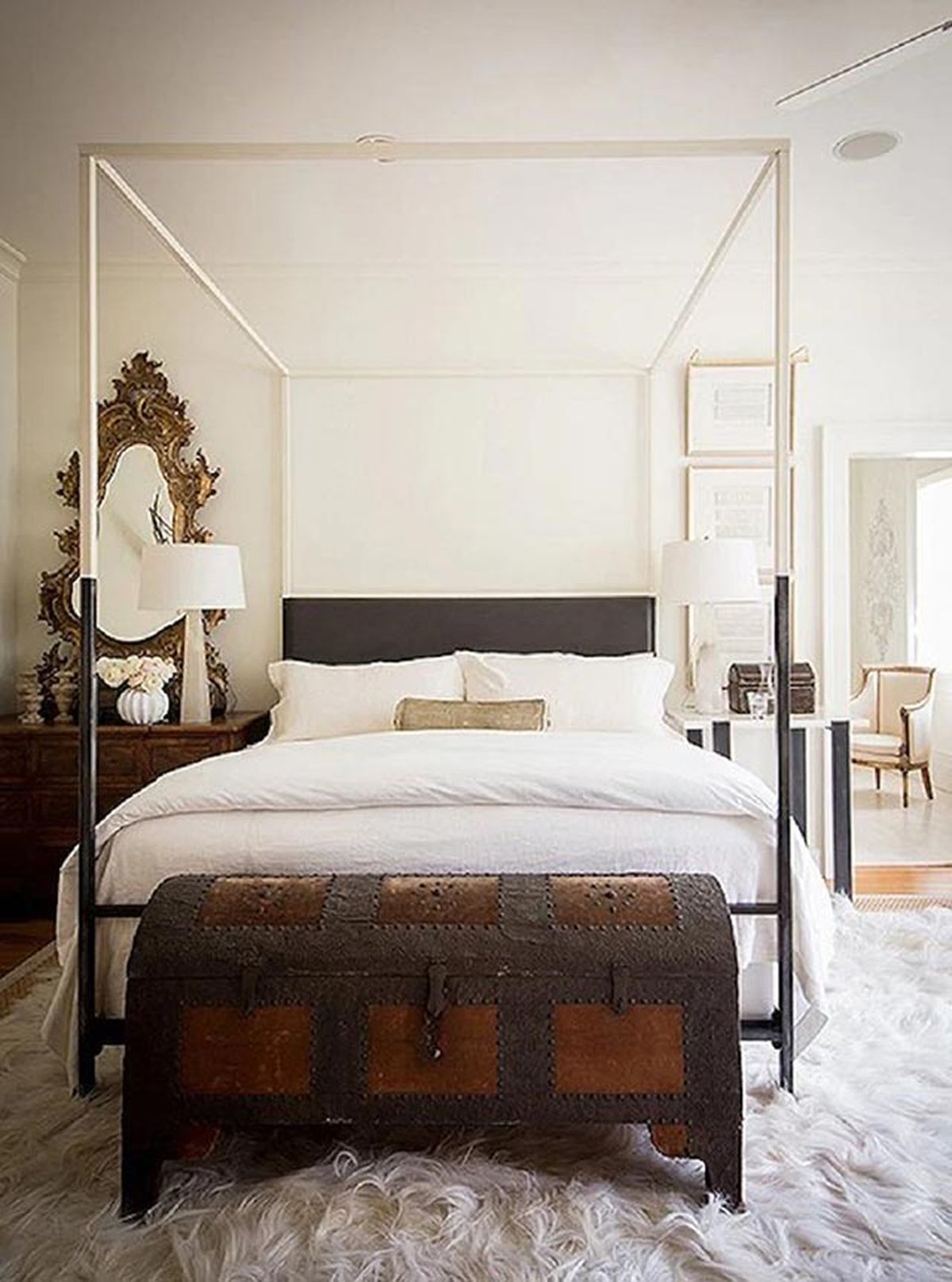 Ideas originales para decorar el pie de cama del dormitorio 6