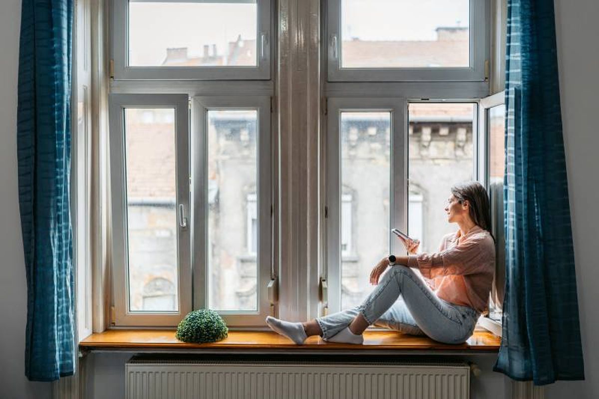 Ventana con banco flotante.