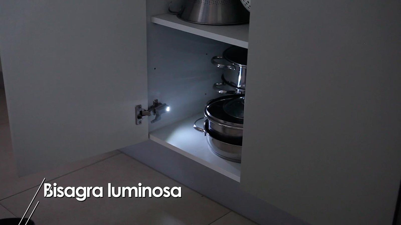 Cómo colocar una bisagra con luz paso 6