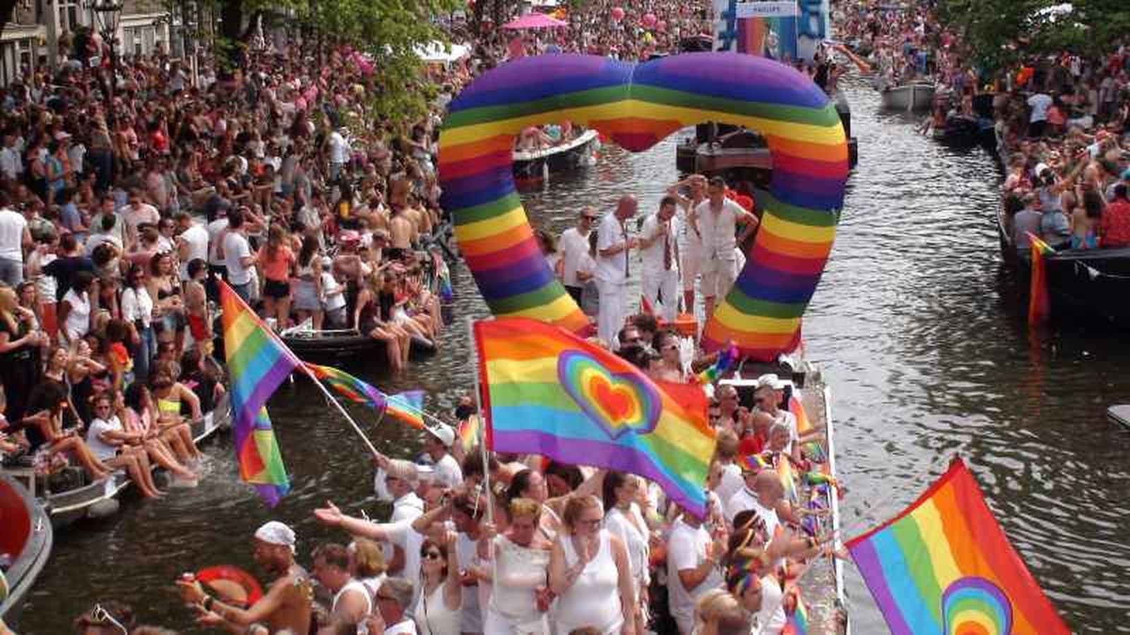Desfile del Día del Orgullo en los canales de Ámsterdam