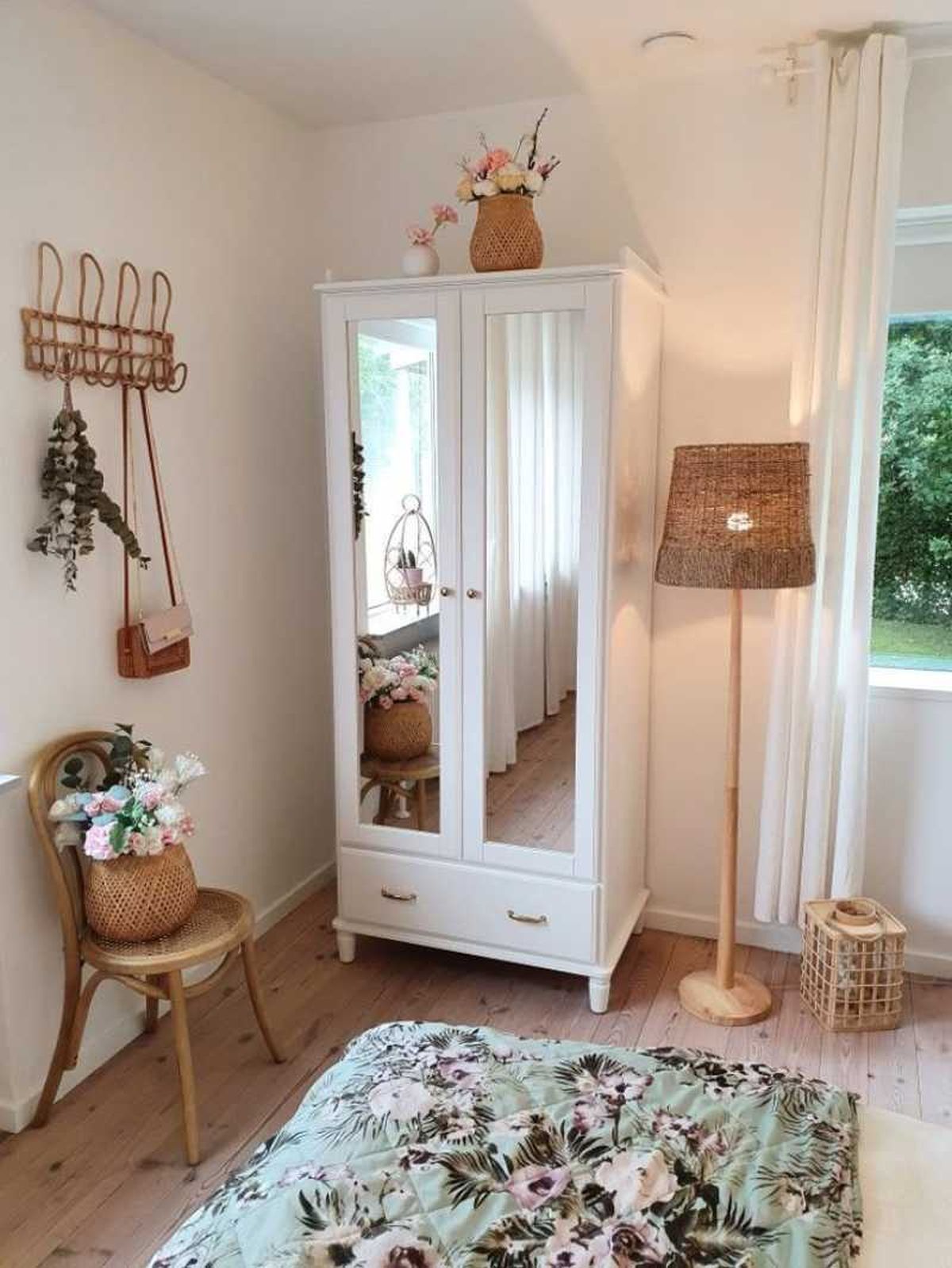 Dormitorio con complementos de fibras naturales.