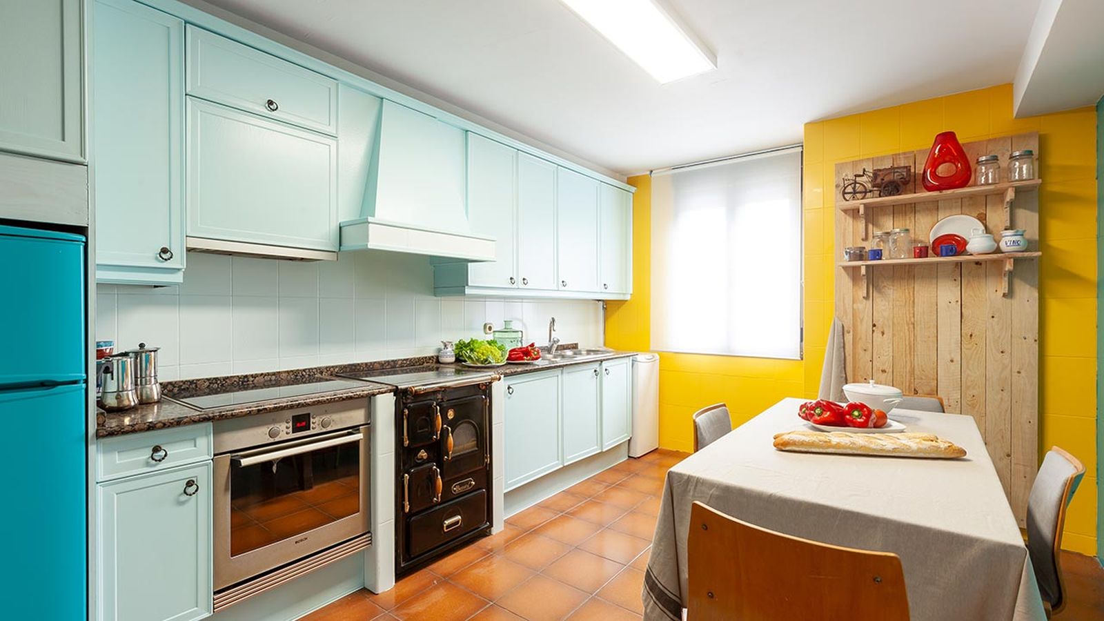 Deco764 Cocina rustica acogedora reloj madera sin obra despues