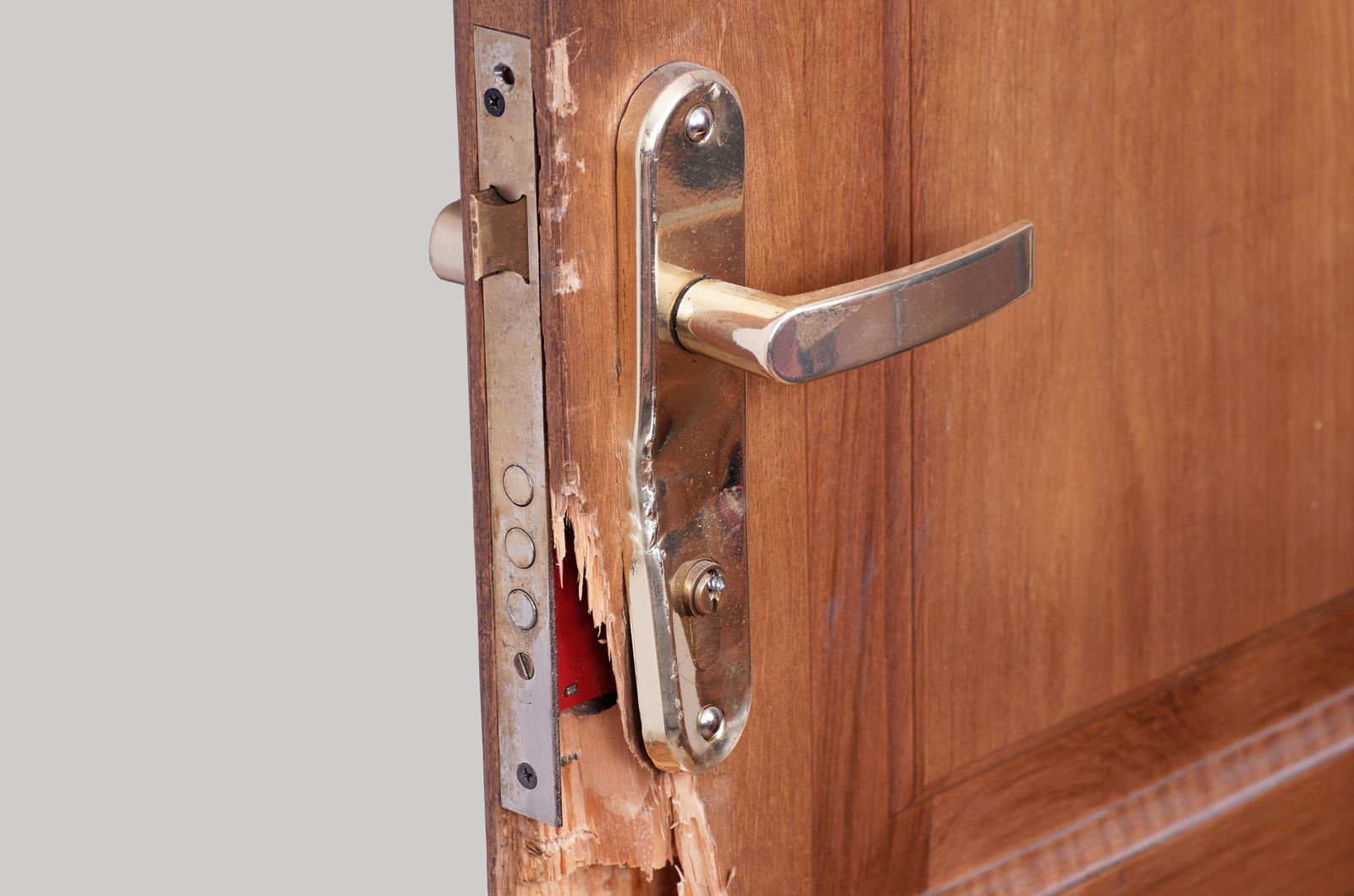 Cómo reparar una puerta astillada