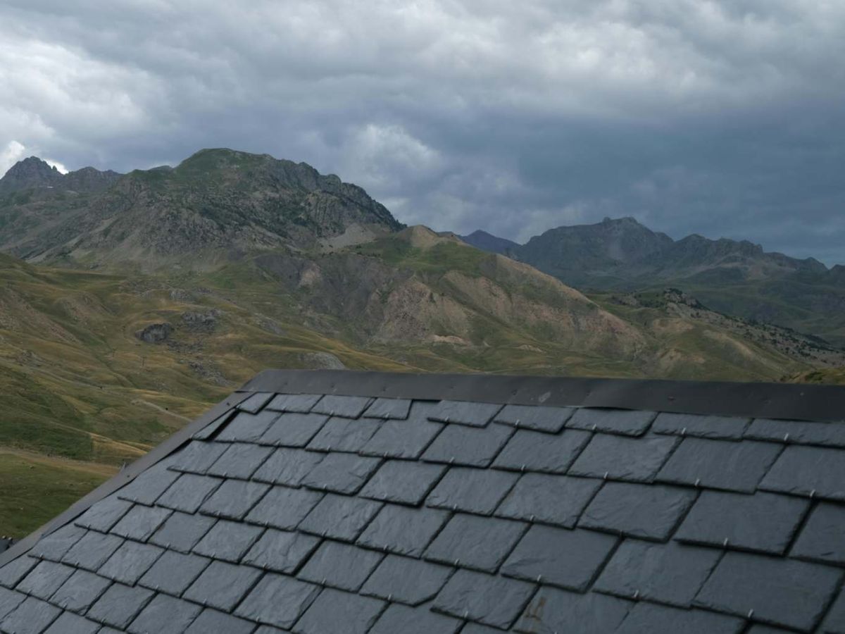 Tejado de pizarra en una casa de campo