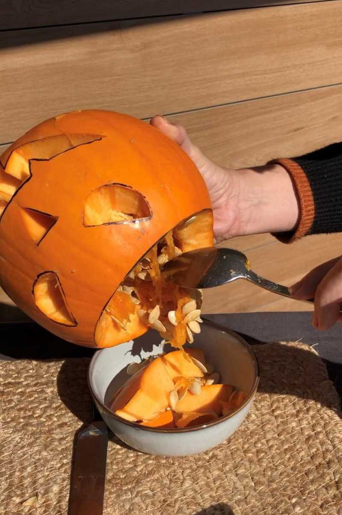 Vaciar el interior de una calabaza de Halloween.