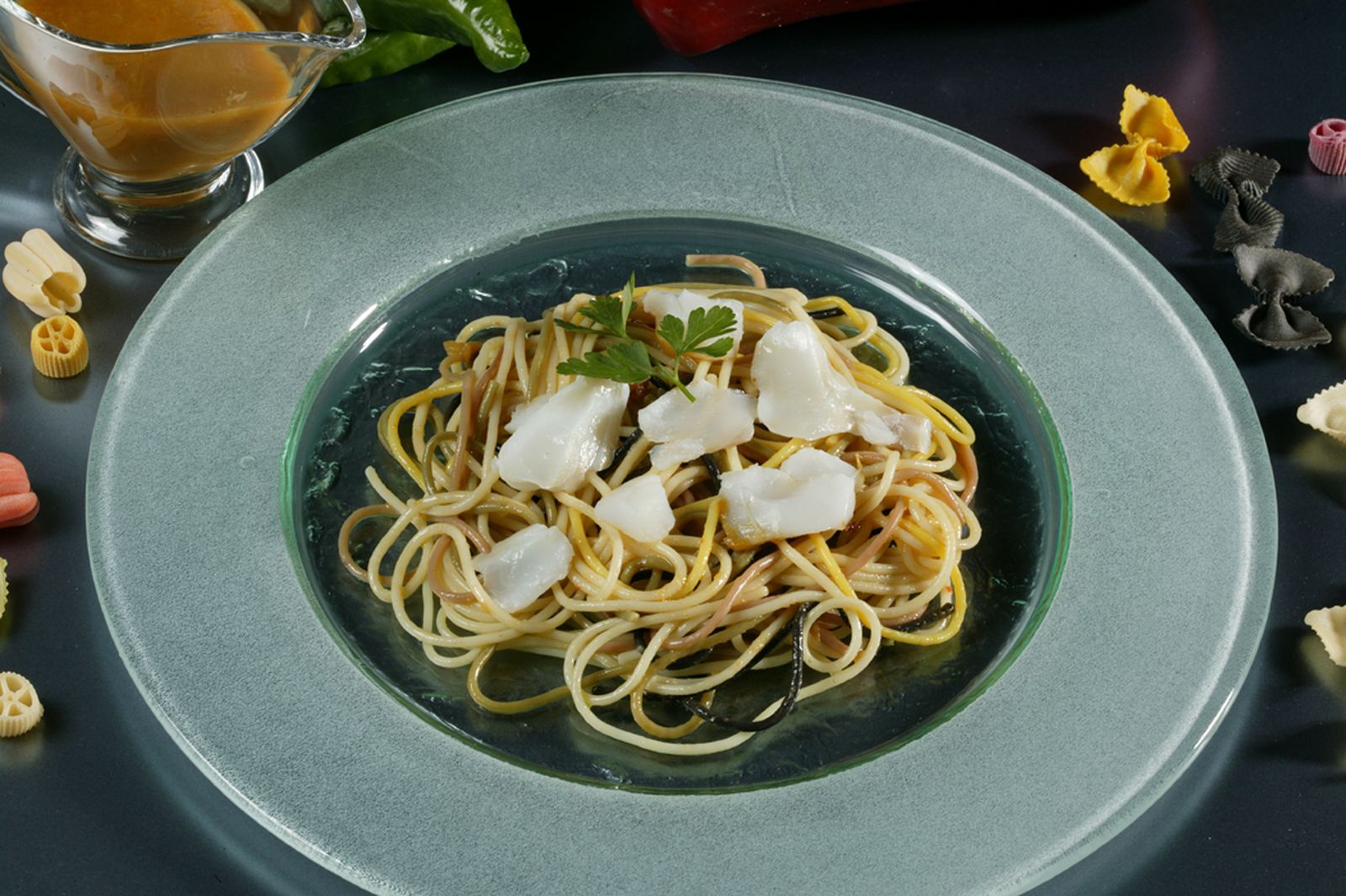 Pasta con bacalao y salsa de pimientos