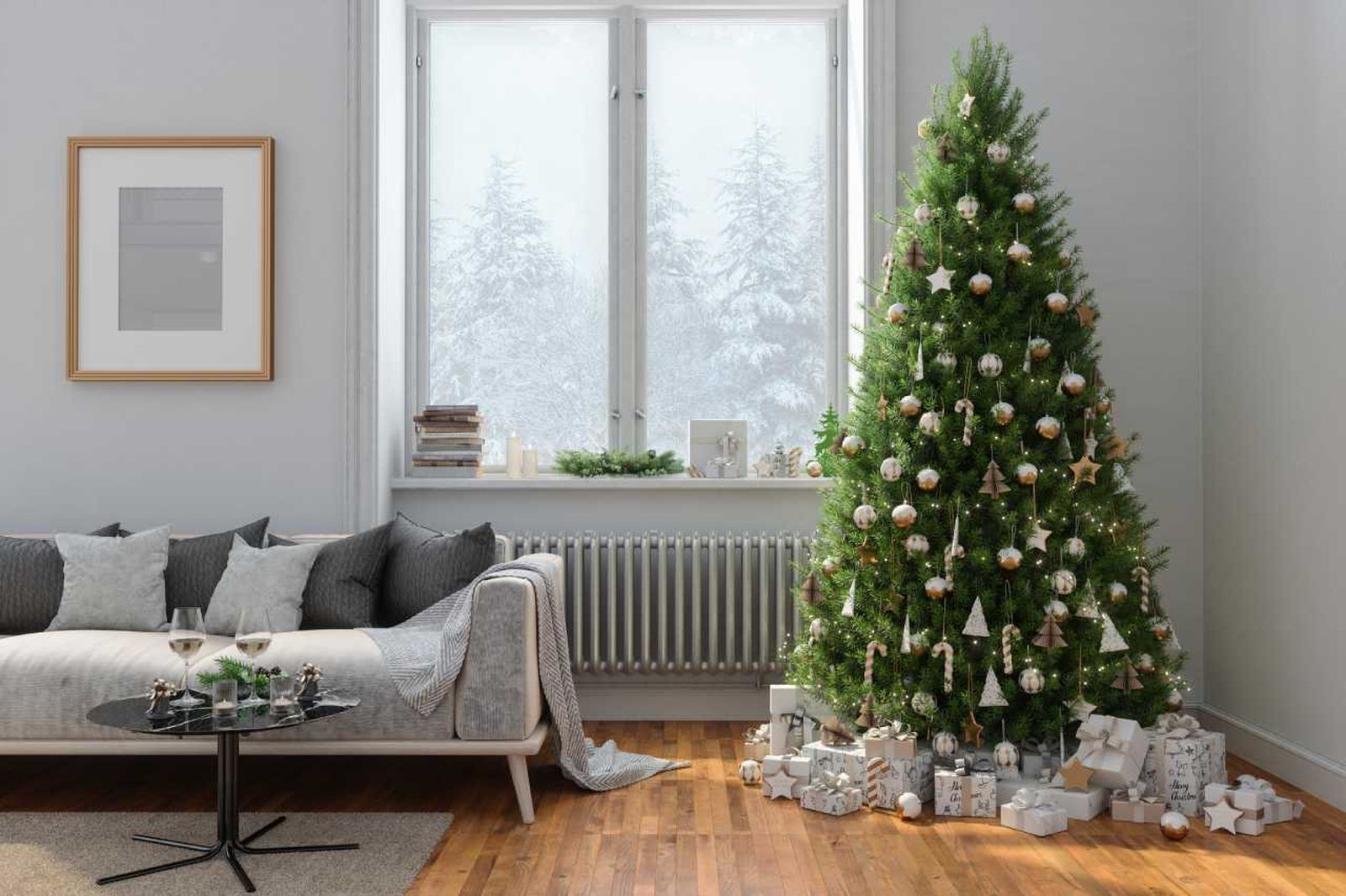 Salón decorado con árbol navideño y velas y una corona de Navidad en la ventana.