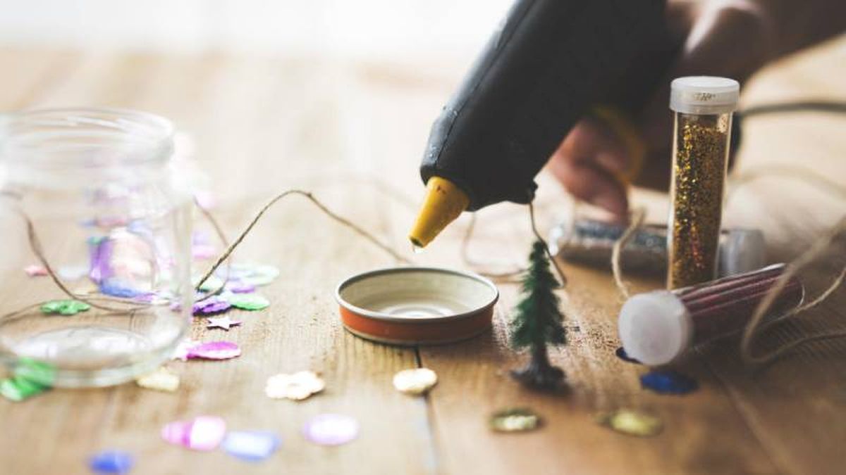 Aplicar silicona caliente en la tapa.