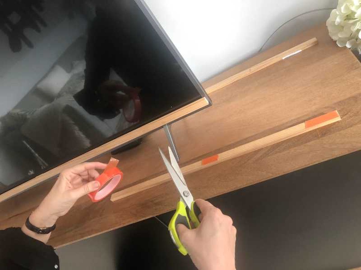 Pegar los listones al televisor.