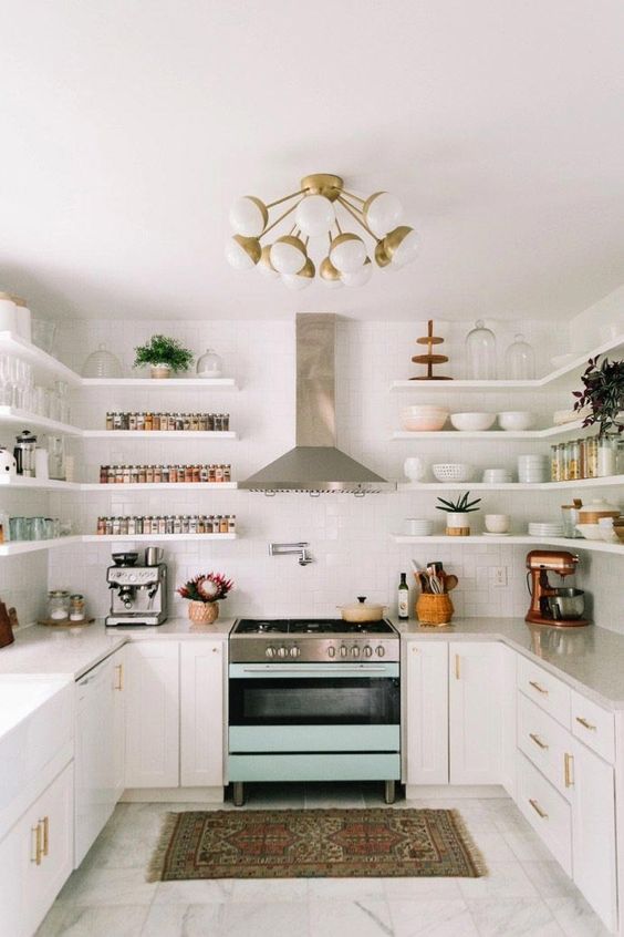 cocina sin muebles altos con baldas