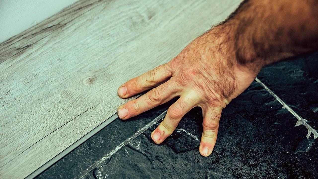 Cómo cambiar el suelo del baño sin obras paso 4
