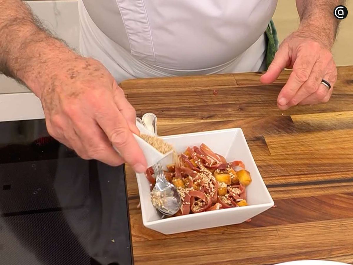 Mezcla el pan frito con jamón serrano