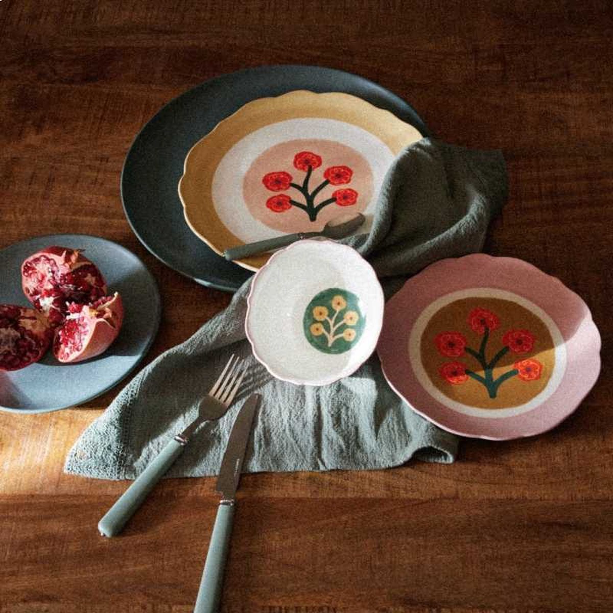 Platos coloridos y servilleta verde de las novedades de otoño de Maisons Du Monde.  / Maisons Du Monde