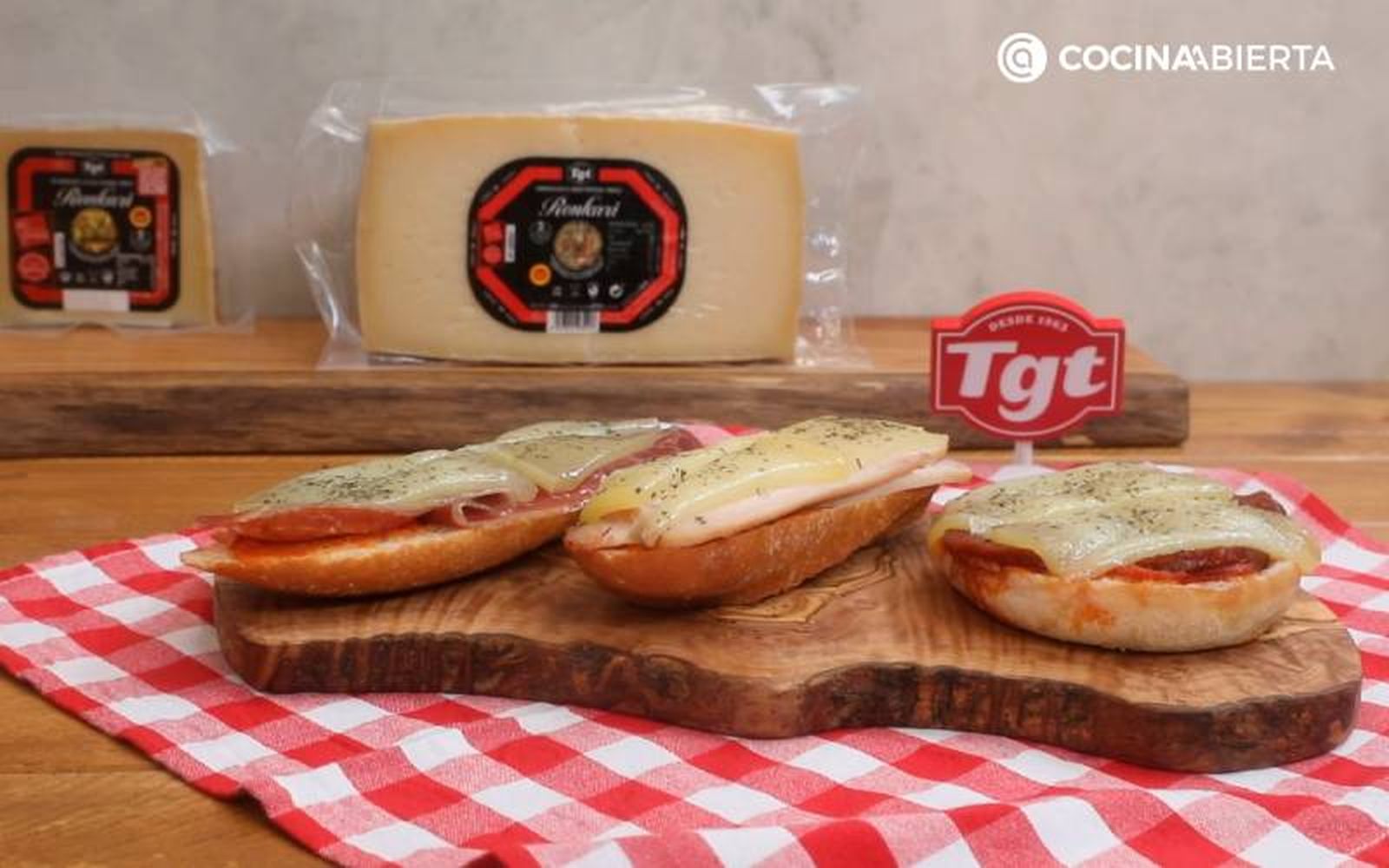 Sirve los paninis caseros variados