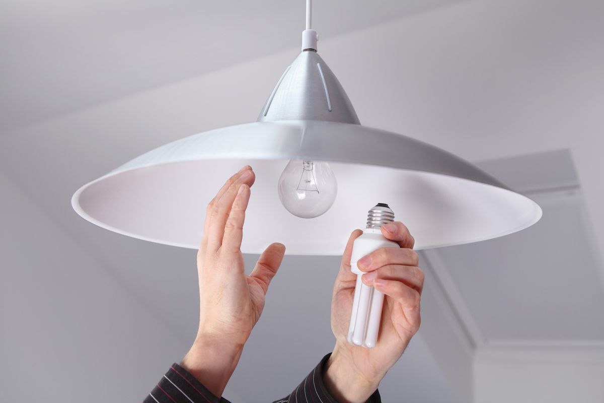 cambiar una bombilla