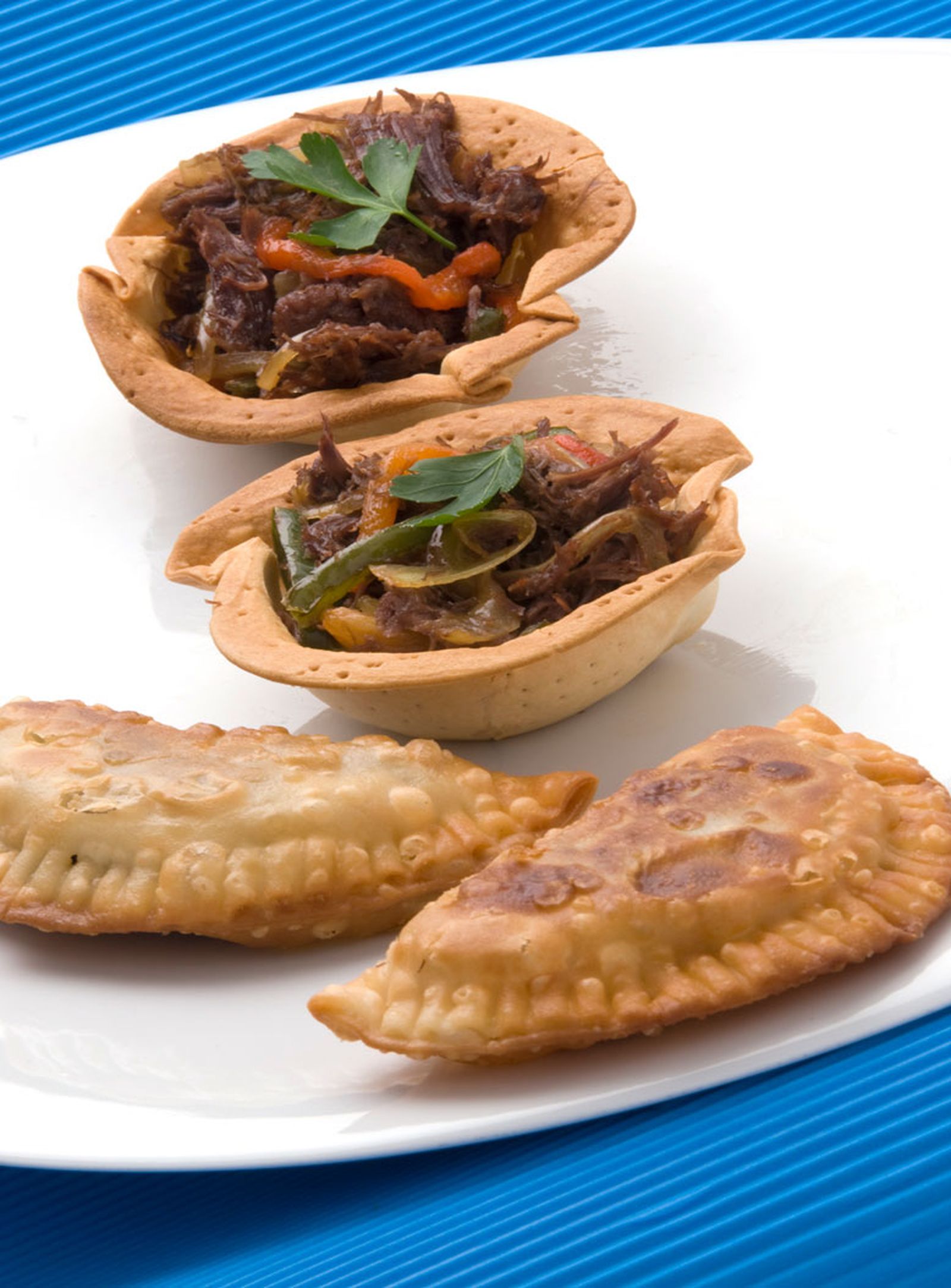 Empanadillas y cestitas de ropa vieja