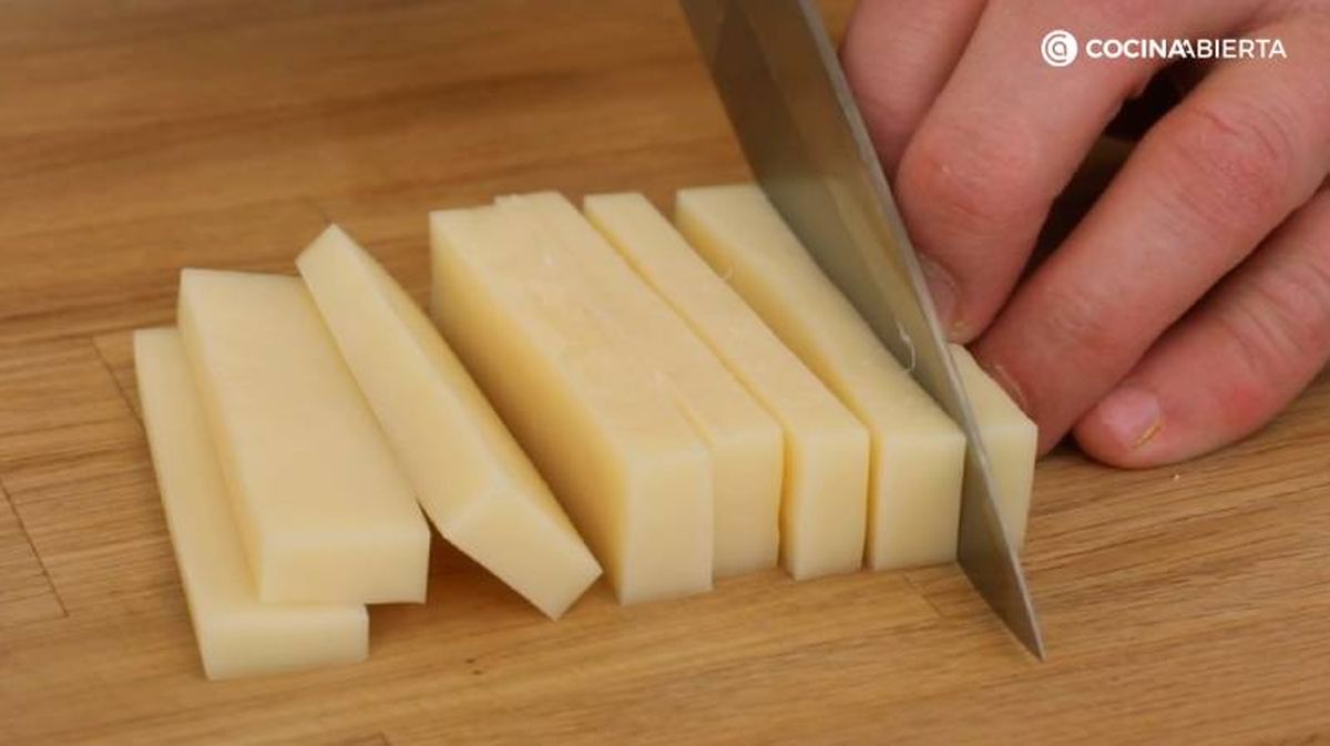 Corta el queso emmental