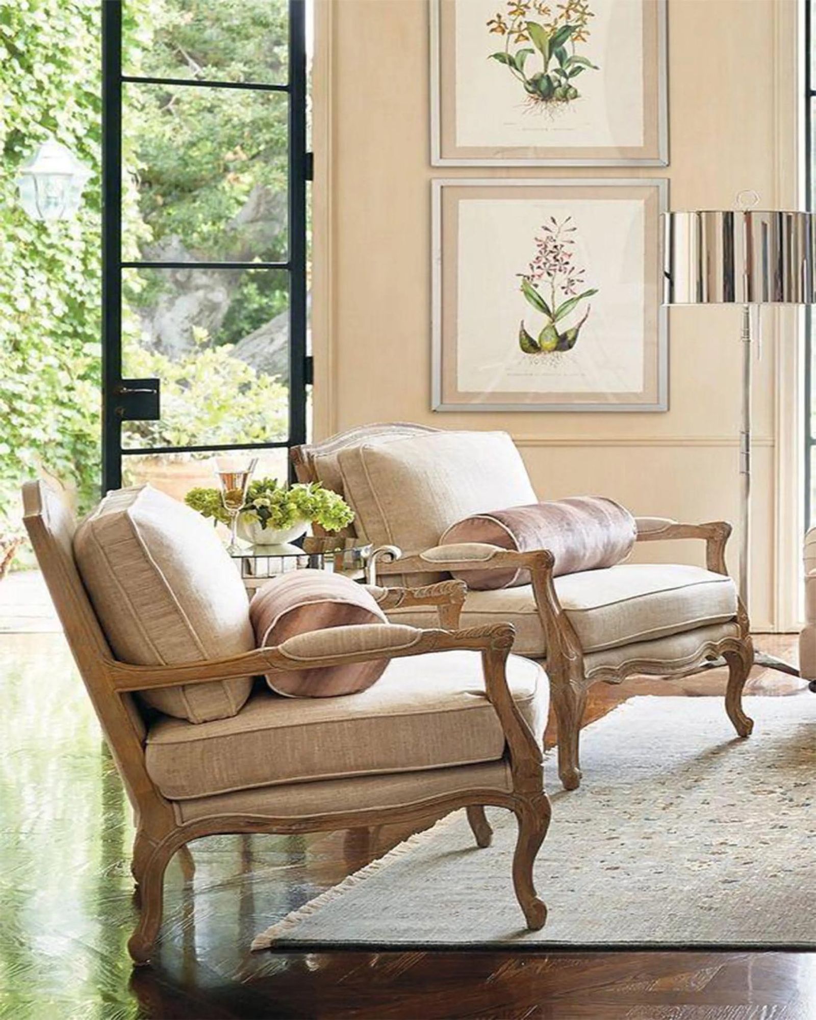 Butacas retro con tapizado beige lisas.