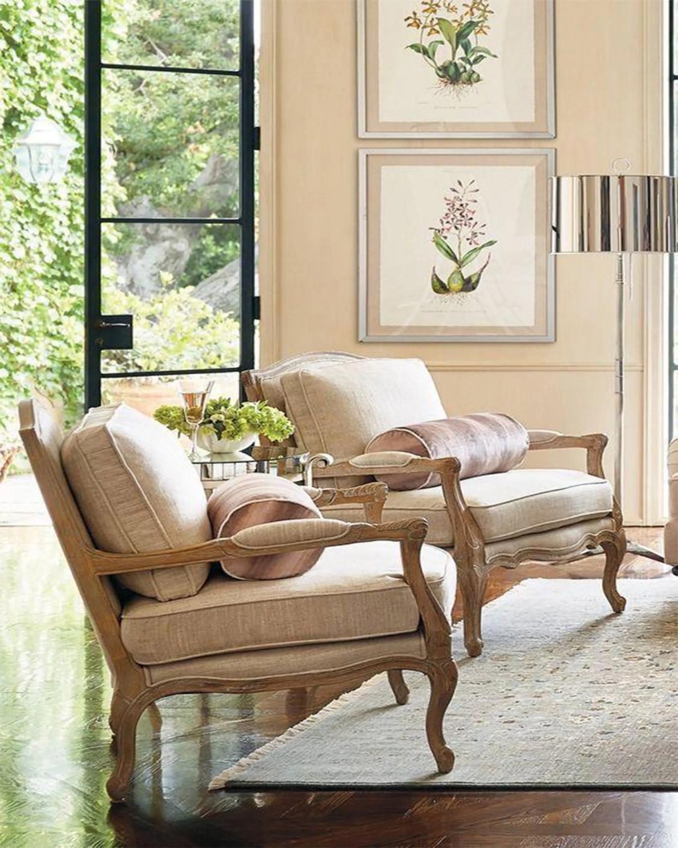 Butacas retro con tapizado beige lisas.