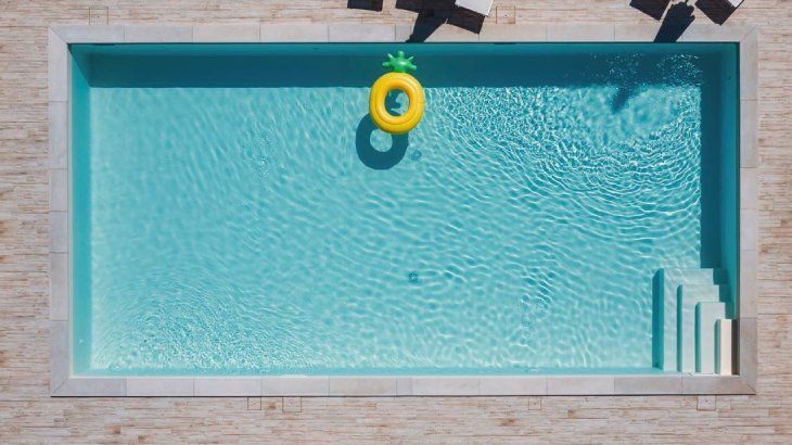 Una piscina rectangular