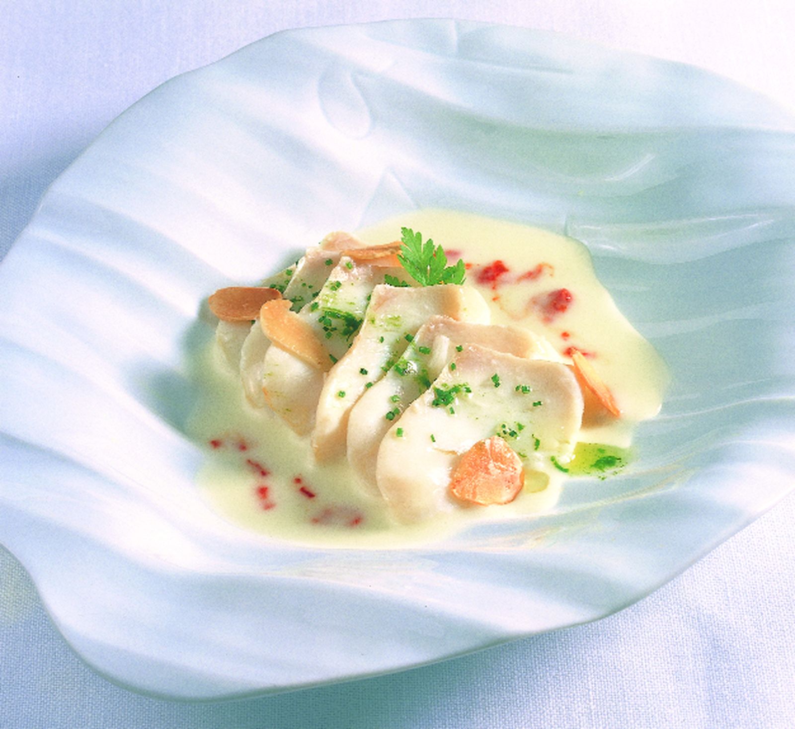 Vichyssoise con bacalao en láminas y picadillo de pimientos rojos
