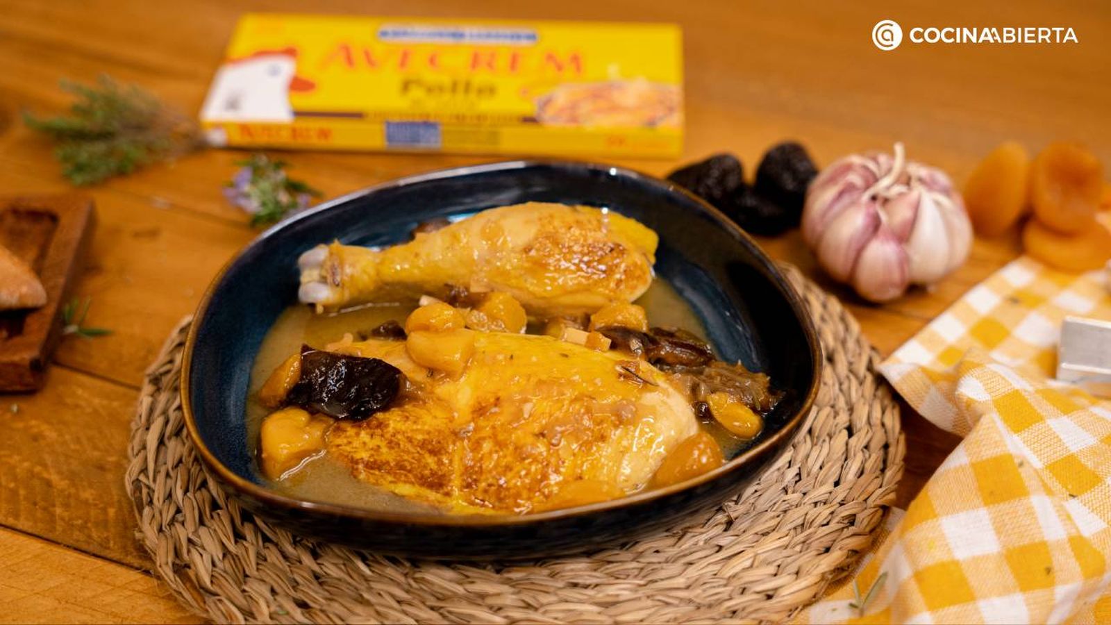 El pollo con orejones y ciruelas es un sabroso guiso tradicional