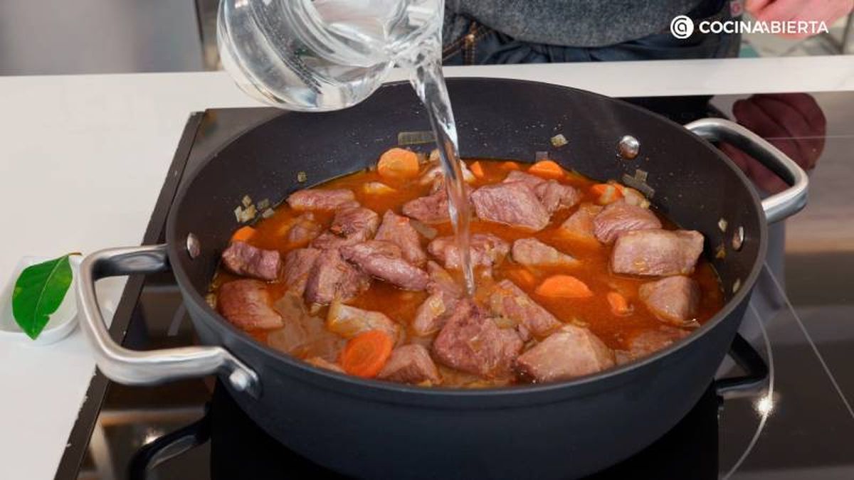 Añade agua, la hoja de laurel y cocina el estofado