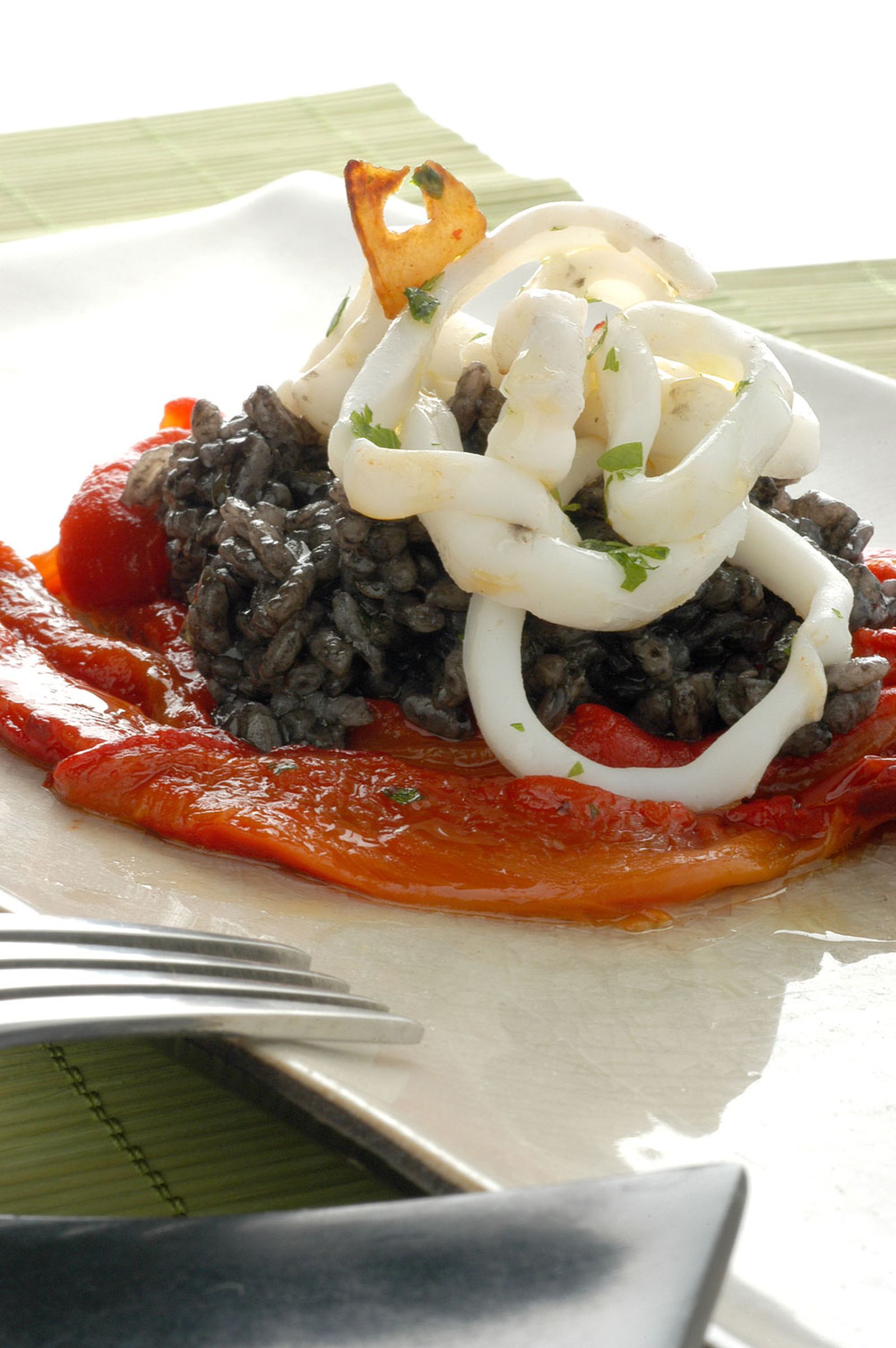 Arroz negro con calamares y morrones