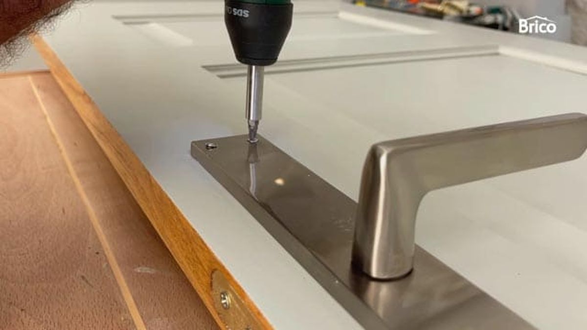 Como pintar una puerta de madera paso 7