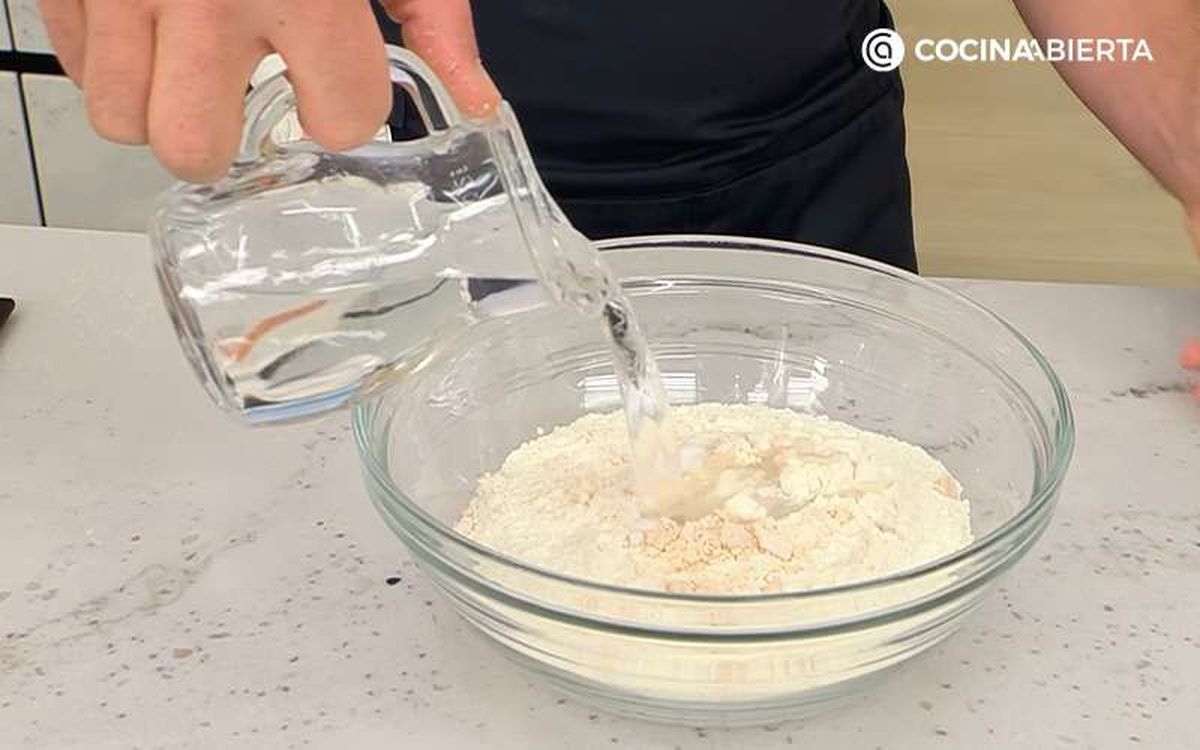 Mezcla los ingredientes para hacer la masa