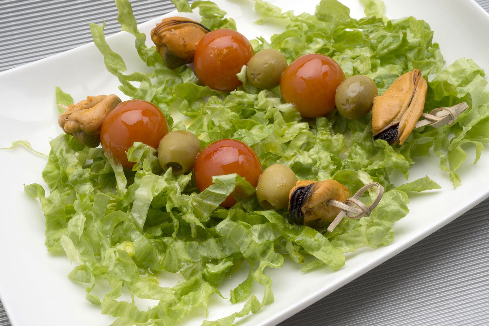 5926 2 Brochetas de mejillones, cherrys y aceitunas xl