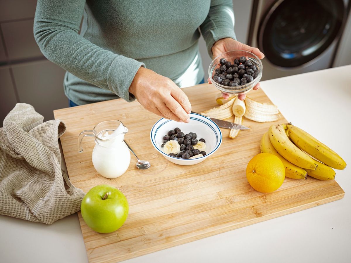 El kéfir puede acompañarse de fruta fresca, semillas, frutos secos...