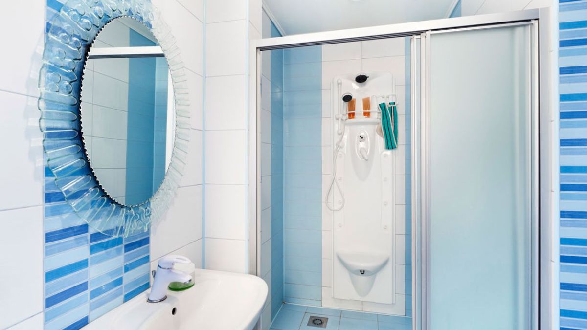 azulejos blancos y azules