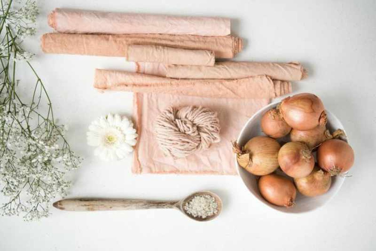 La cebolla aporta un tono muy bonito a las telas