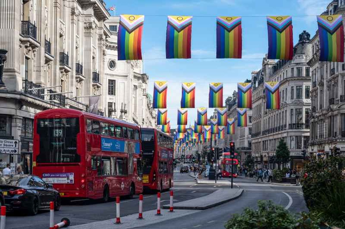 Calles de Londres decoradas con las banderas de la diversidad