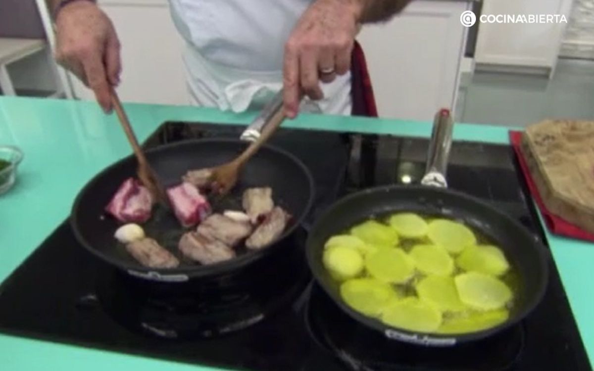 Dorar las carnes le aportará un extra de sabor al arroz al horno