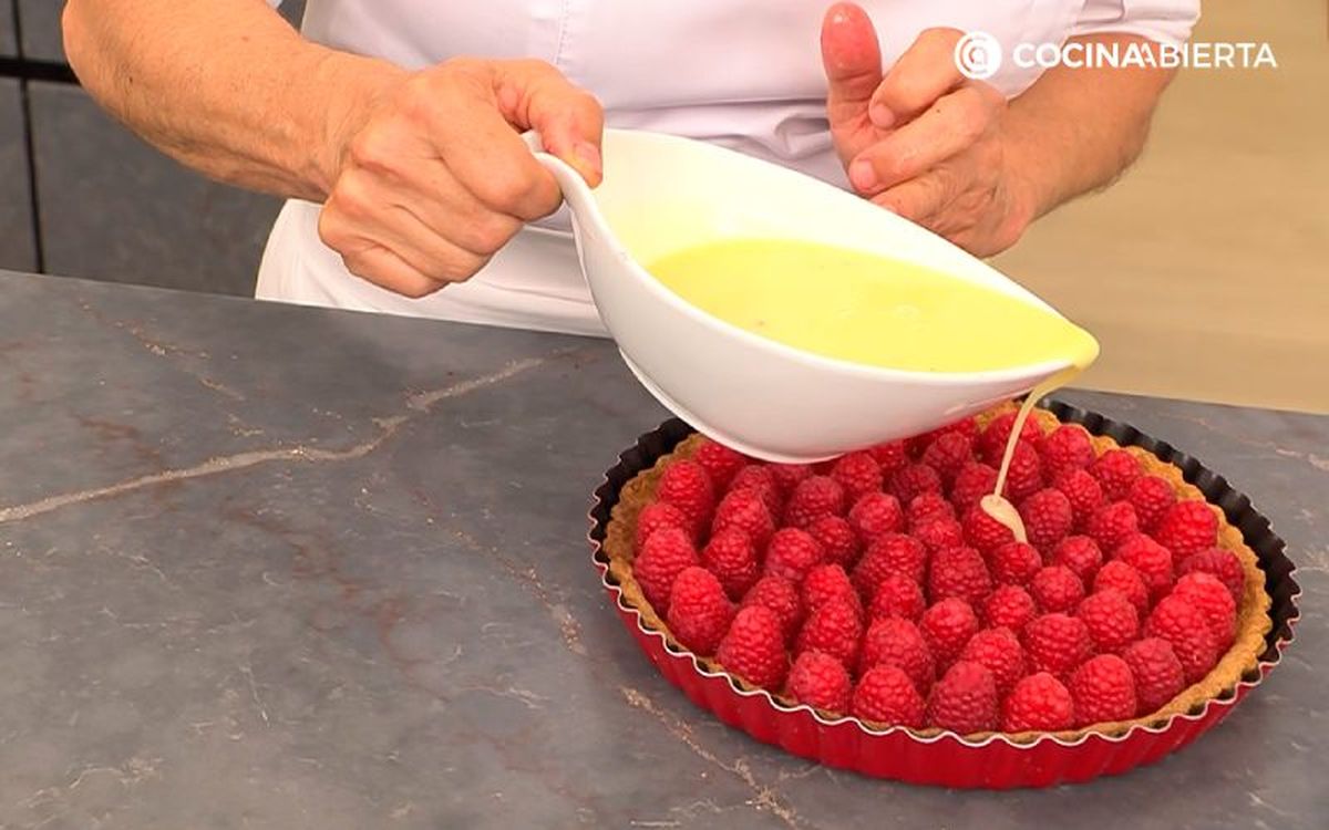 Coloca las frambuesas, vierte la mezcla y refrigera