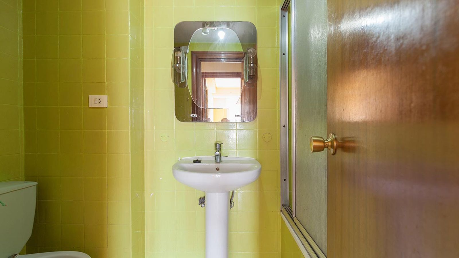 cuarto bano vintage rosa dorado antes