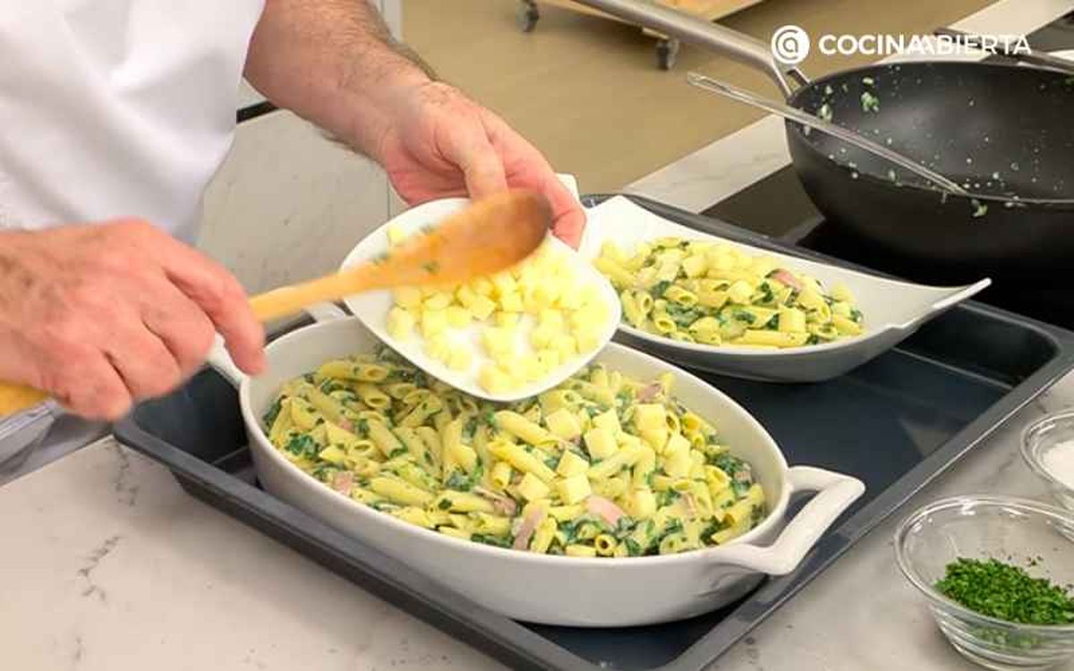 Añade queso a los macarrones con espinacas