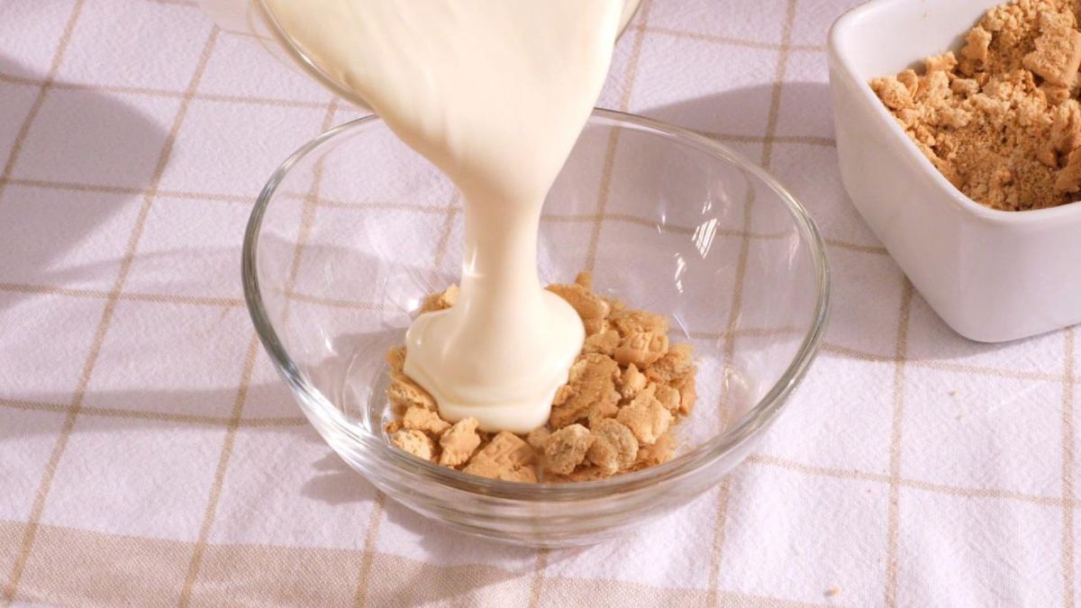 Capas de galletas crujientes y mousse de chocolate, perfectas para un postre individual