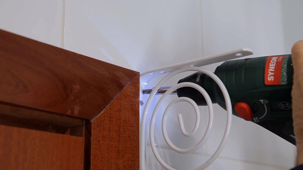 Cómo colocar una balda encima de la puerta paso 6
