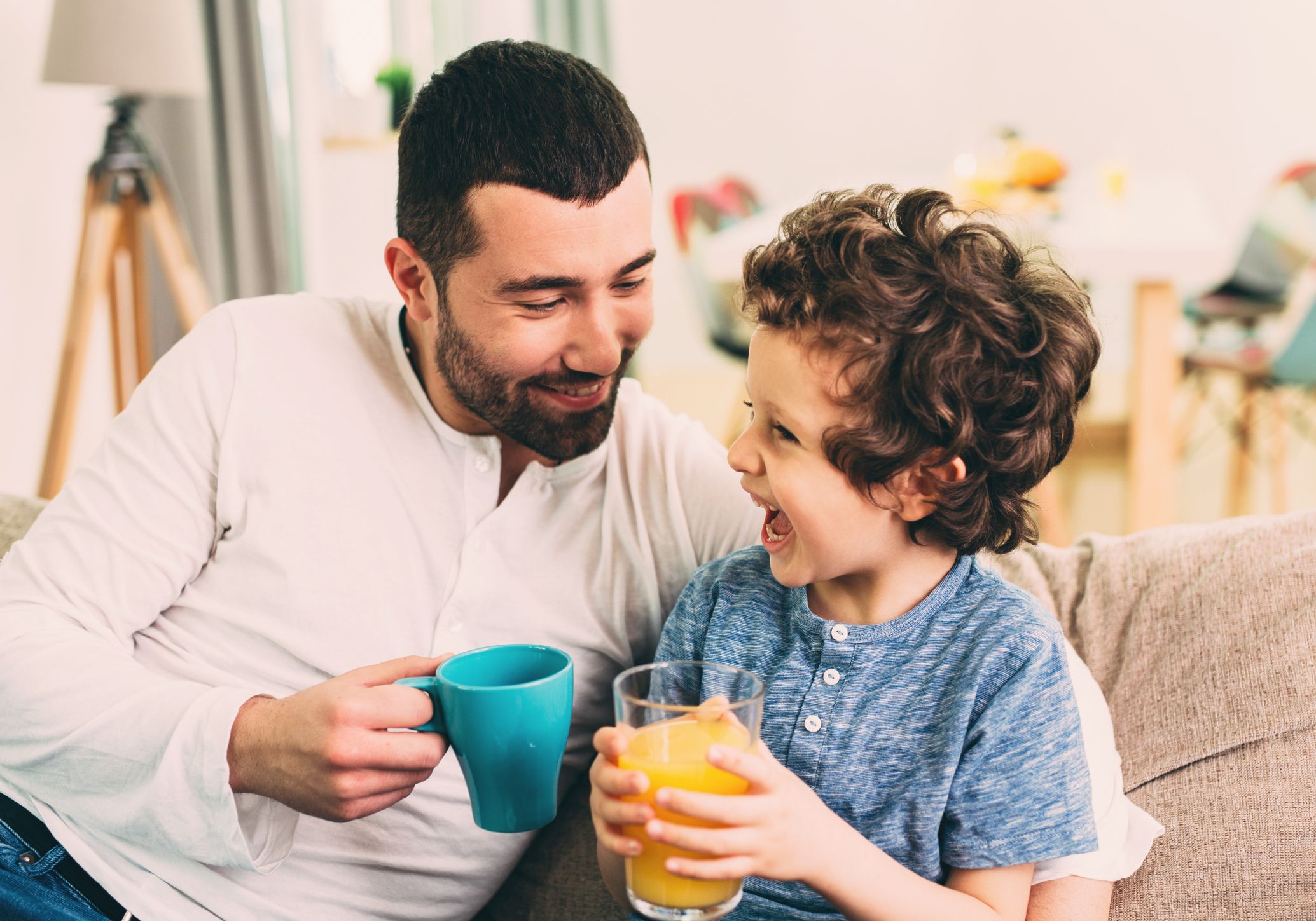 niños padre hablando