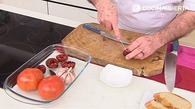 receta puerros asados horno con salsa romesco karlos arguinano KARL6721 paso1