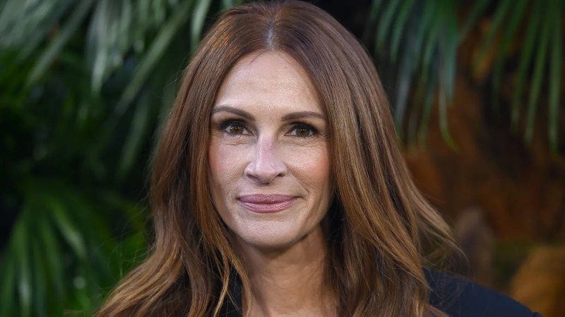 La ralla al medio es una de las características del peinado de Julia Roberts (2022)