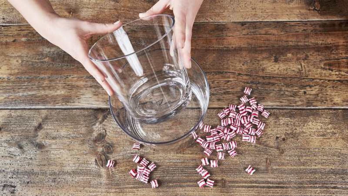 Pon el vaso más pequeño dentro del más grande